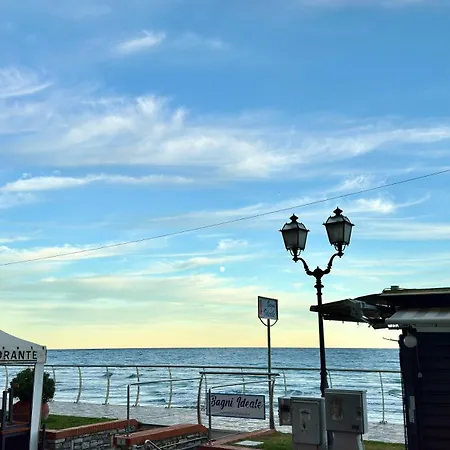 Fronte Mare Ampio Quadrilocale Appartement Alassio